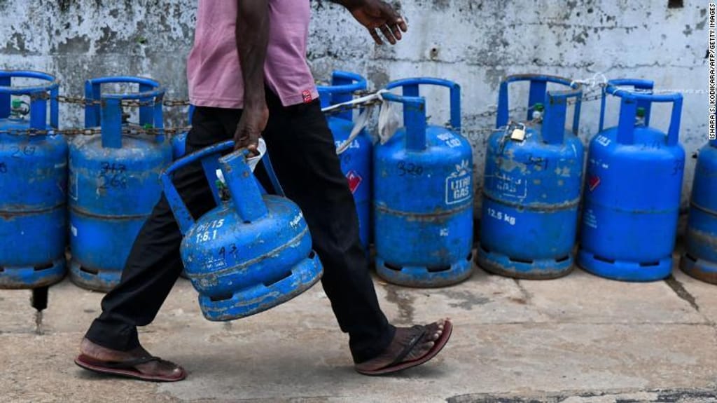 Um homem junta-se a uma fila para encher o seu cilindro de gás em Colombo, no Sri Lanka