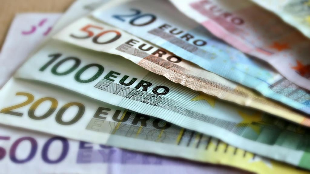 Em 2021, a remuneração bruta mensal média aumentou 3,4% para 1.362 euros, segundo o Instituto Nacional de Estatística (INE). O aumento de 20% pedido pelo governo elevaria o salário médio mensal bruto para 1.633 euros em 2026 (Pixabay)