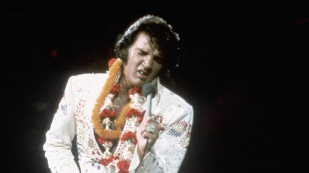 Elvis Presley no palco do Centro Internacional de Convenções em Honolulu Hawaii, a 14 de janeiro de 1973