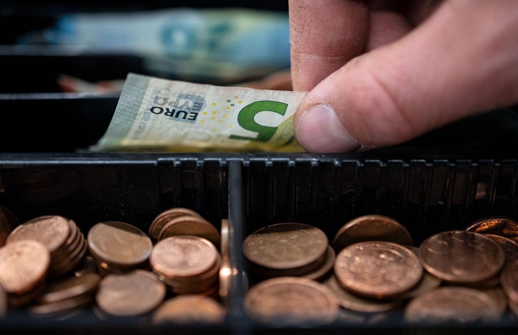 Preços, dinheiro, euro, inflação, economia. Foto: Marijan Murat/picture alliance via Getty Images