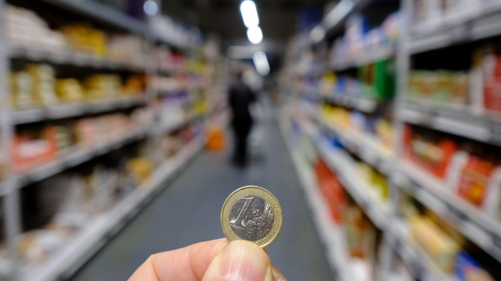 euro, poupança, economia, supermercado. Foto: Marijan Murat/picture alliance via Getty Images