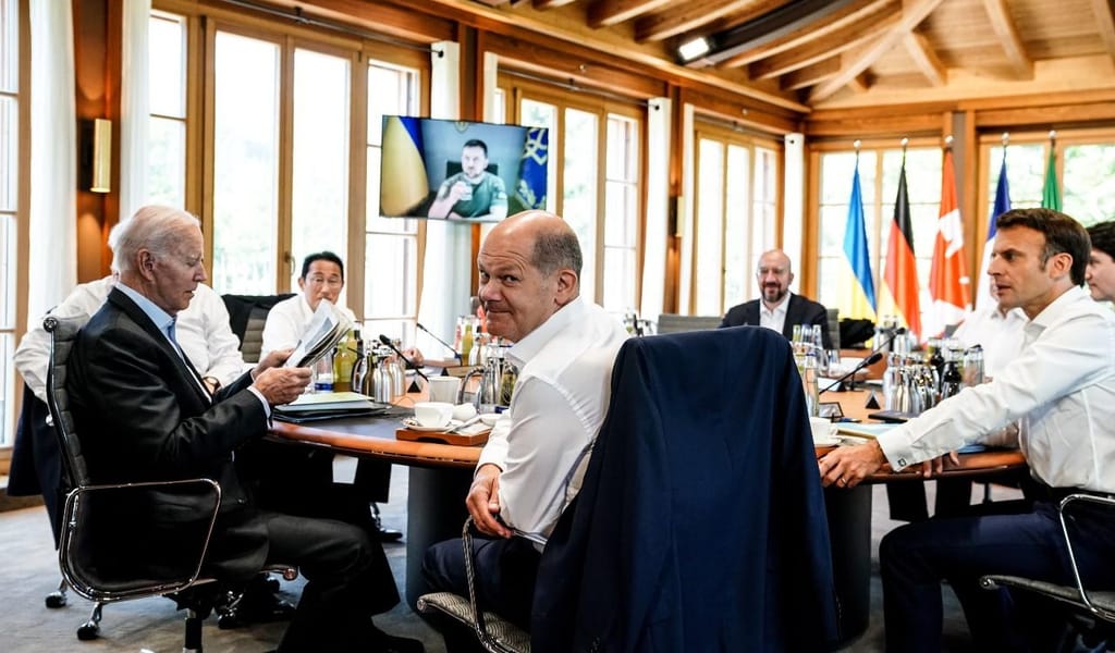 Líderes do G7 ouvem presidente ucraniano (Foto: Clements Bilan/AP)