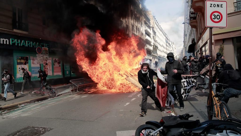 Manifestação em Paris. AP Photo/Lewis Joly