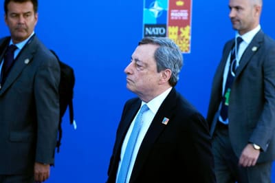 Mario Draghi deixa cimeira da NATO para tentar resolver tensões no governo - TVI