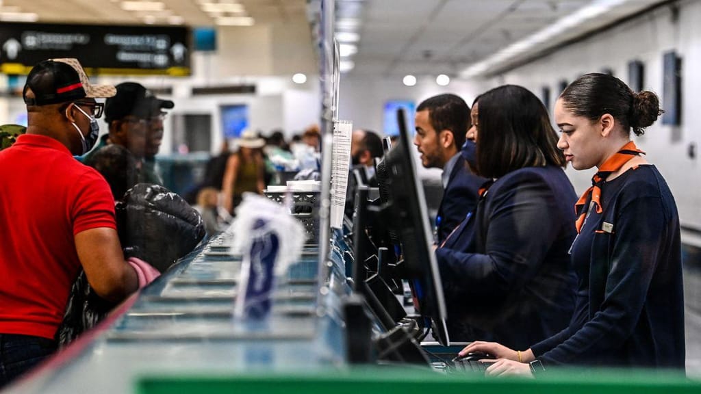 Os aeroportos e as companhias aéreas têm tido dificuldades em substituir os trabalhadores formados dispensados durante a pandemia (CNN)