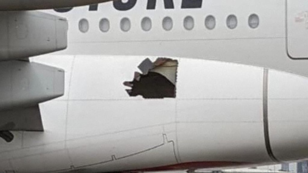 Um avião A380 voou "14 horas" com um buraco na lateral (JACDE/ Twitter)