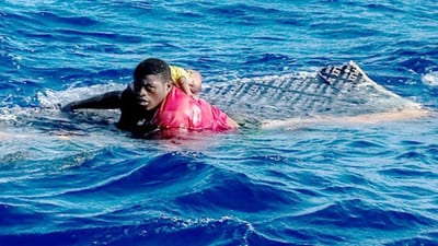 Jovem salva bebé de quatro meses de naufrágio no Mediterrâneo e imagens correm mundo - TVI