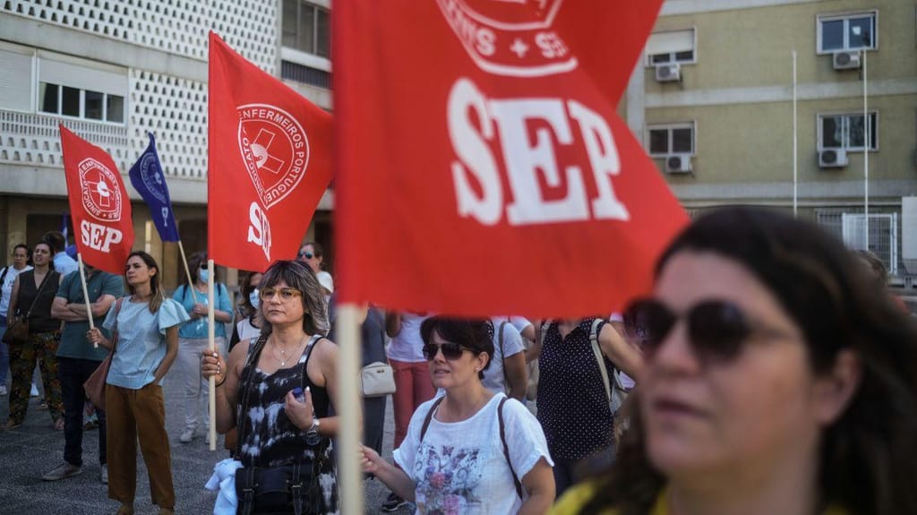 Enfermeiros da Administração Regional de Saúde de Lisboa e Vale do Tejo em greve participam na concentração convocada pelo Sindicato dos Enfermeiros Portugueses (Mário Cruz, Lusa)