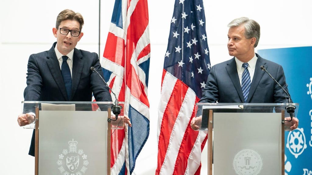 O diretor-geral do MI5, Ken McCallum, à esquerda, e o diretor do FBI, Christopher Wray  (Dominic Lipinski/PA via AP)