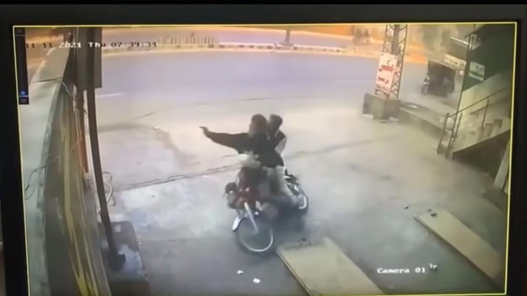 Andar de mota sem capacete (captura youtube)