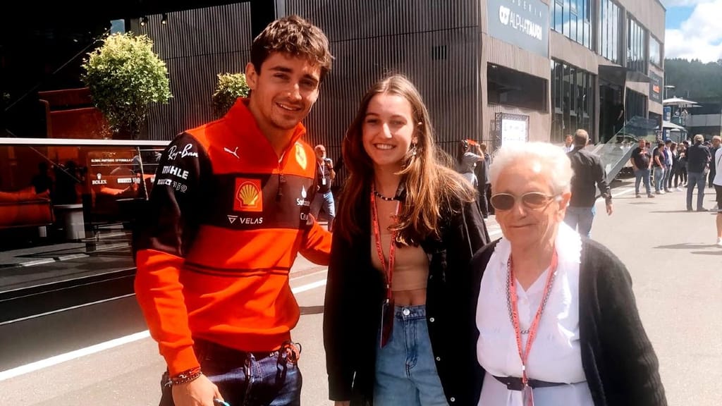 Marília, portuguesa de 87 anos, fã de Fórmula 1, com a sua neta e Charles Leclerc em Spielberg