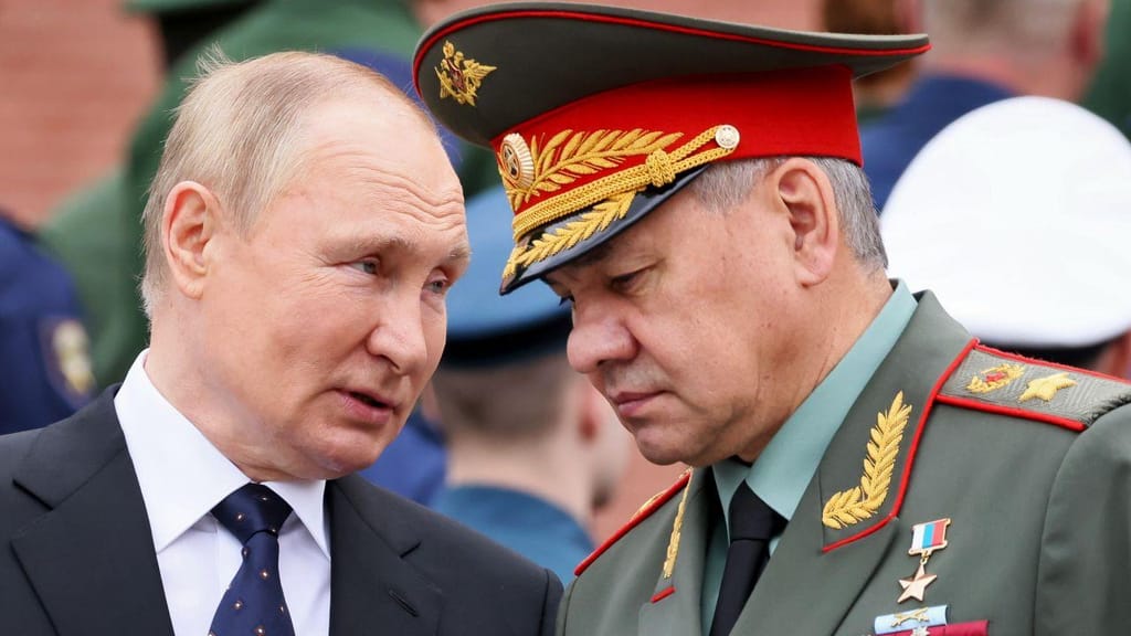 Vladimir Putin e o ministro da defesa russo Sergei Shoigu (Mikhail Metzel/ AP)