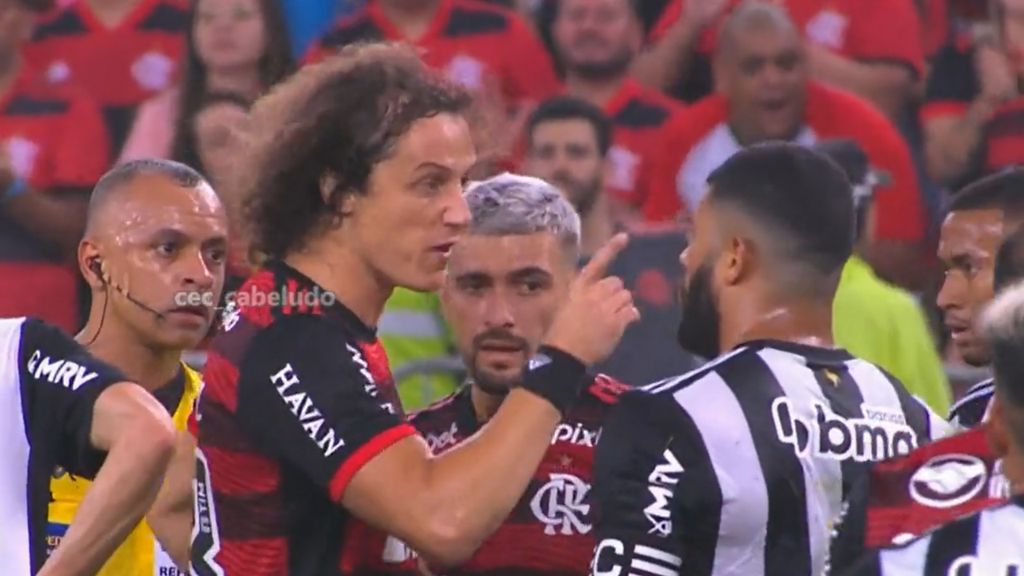 David Luiz pega-se com Hulk no Flamengo-At. Mineiro