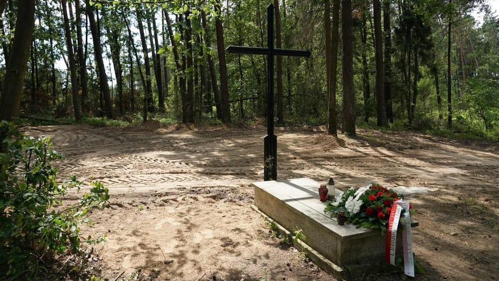 Um túmulo para homenagear as vítimas foi colocado no local onde se localizou a vala comum [Foto: Janek Skarzynski/Getty Images]