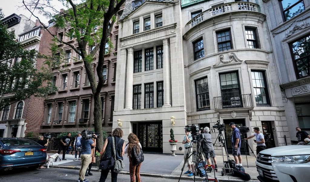 Imprensa concentra-se em frente à casa de Ivana Trump, em Nova Iorque, depois do anúncio da morte da empresária [Foto: AP/Mary Altaffer]