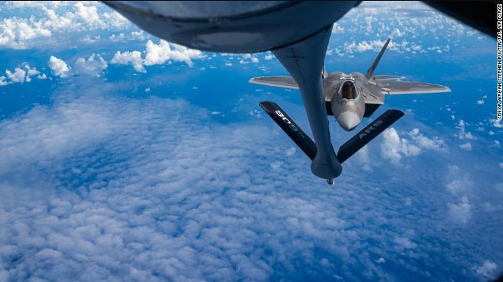 Caça Raptor F-22A da Força Aérea Americana aproxima-se de um KC-135 Stratotanker para reabastecer sobre o Mar da China Oriental a 8 de junho de 2022 Foto Força Aérea EUA CNN