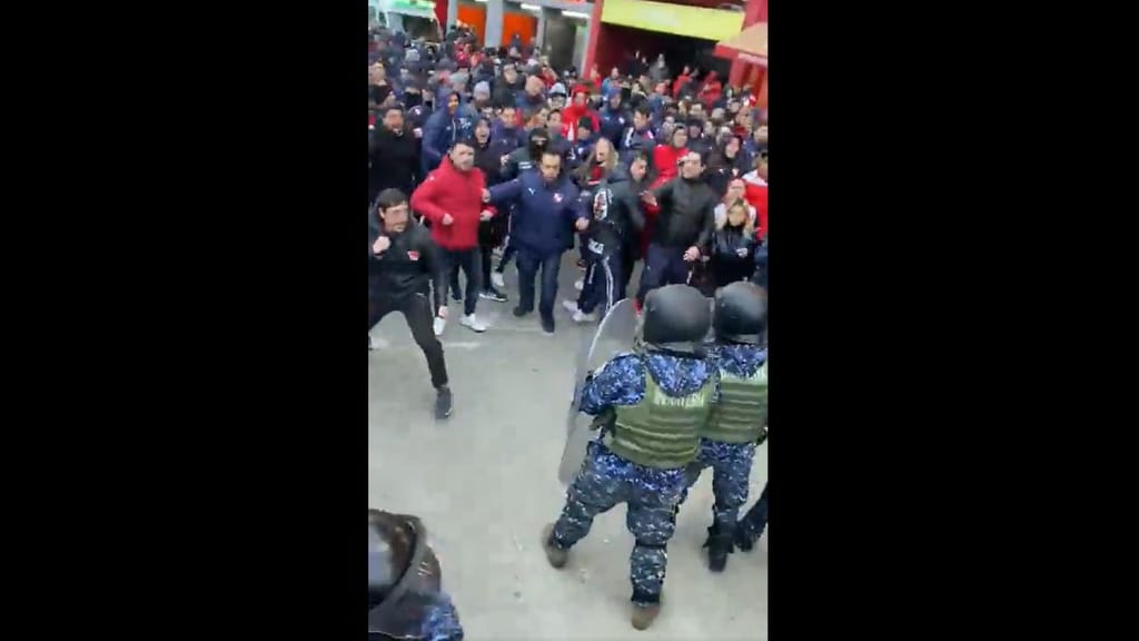 Adeptos do Independiente envolvem-se em confrontos e exigem demissão do presidente (vídeo/twitter)