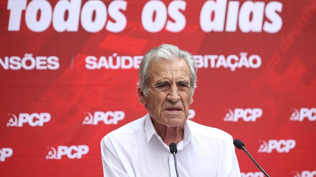O secretário-geral do Partido Comunista Português (PCP), Jerónimo de Sousa na sua intervenção durante a tribuna pública "Reforçar o SNS, garantir saúde para todos" (António Cotrim/ LUSA)