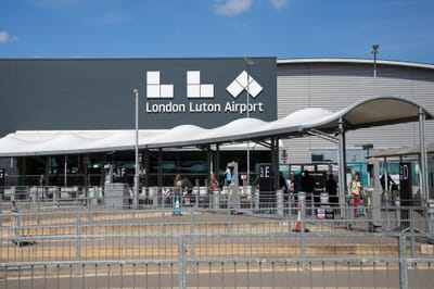Aeroporto de Luton reaberto na totalidade após problemas na pista devido ao calor - TVI