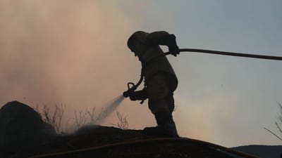 Risco máximo e muito elevado de incêndio em vários concelhos do distrito de Faro - TVI