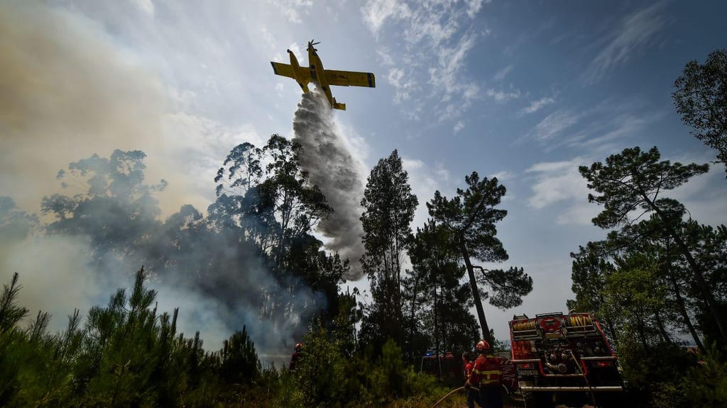 Uma aeronave de combate aos incêndios faz uma descarga de água sobre o fogo (Nuno André Ferreira/Lusa)