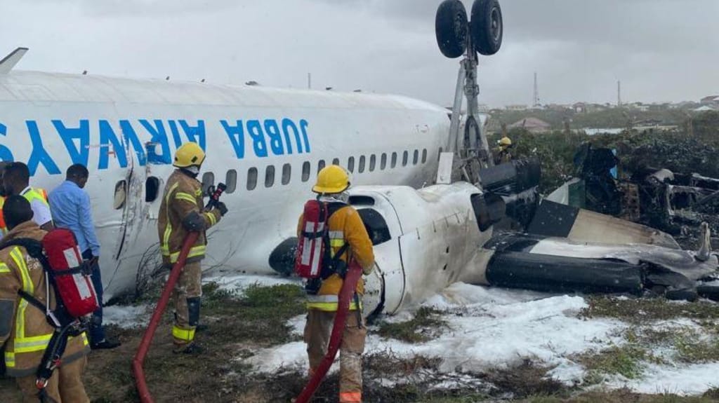 Avião capotou ao aterrar na Somália (Twitter)