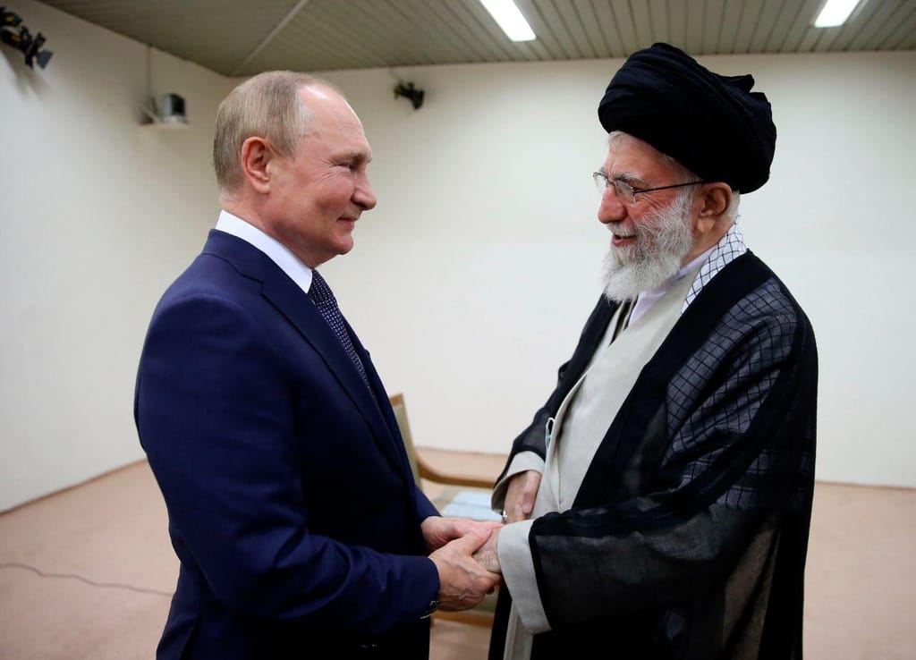 Vladimir Putin e Ali Khamenei (AP)