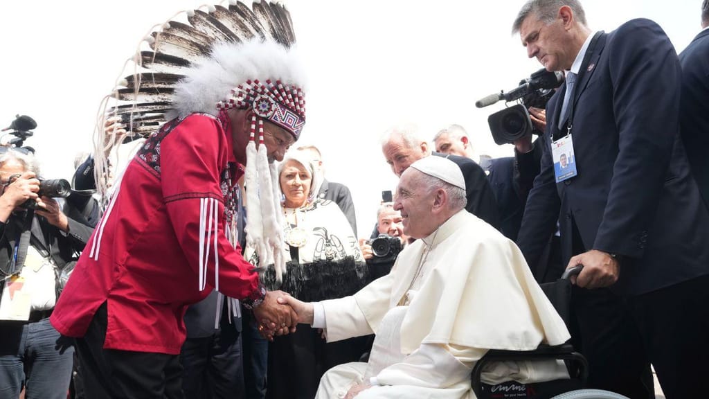 Papa Francisco é recebido pelo grande Chefe da Confederação do tratado das Seis Primeiras Nações, George Arcand (Nathan Denette/The Canadian Press via AP) 
