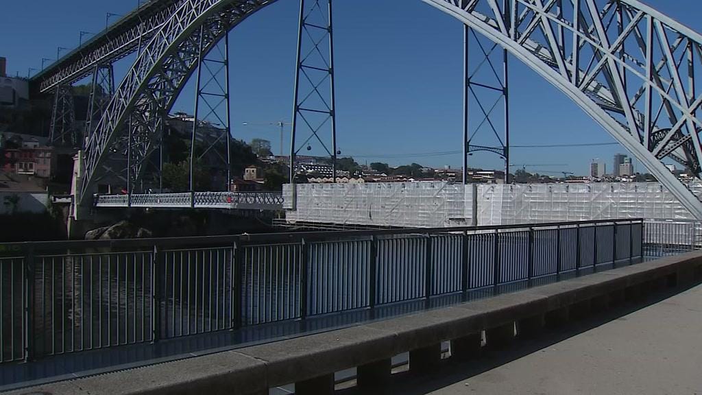Danos complexos e escassez de matérias-primas levam a atraso das obras na ponte D. Luís