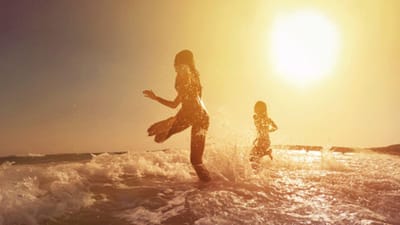 Passar tempo em criança junto a praias e rios é bom para a sua vida adulta - TVI