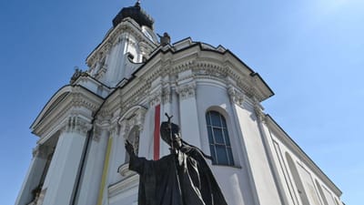 Governo polaco quer punir piadas sobre Igreja Católica com dois anos de prisão - TVI