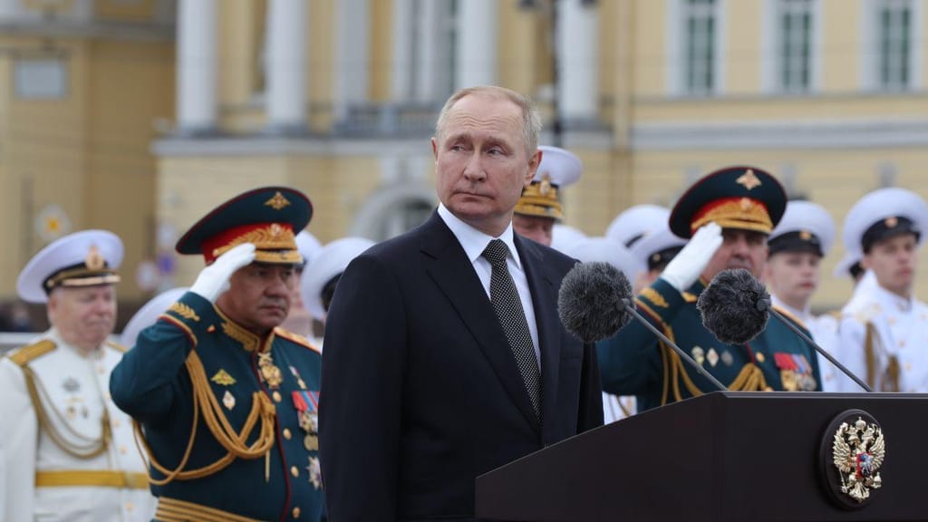 Vladimir Putin celebra o dia da Marinha em São Petersburgo (EPA/ANATOLY MALTSEV)