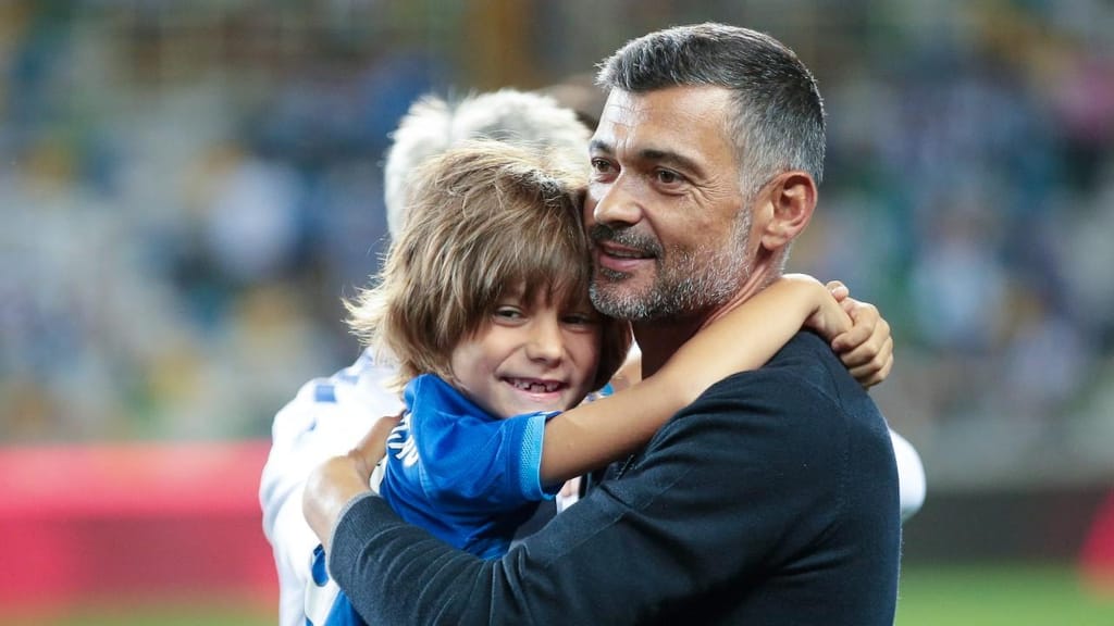 Sérgio Conceição com o filho mais novo, José Conceição, após a conquista do FC Porto na Supertaça 2022, ante o Tondela