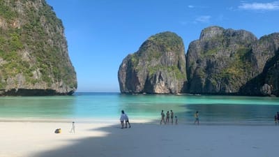 “A praia que era adorada até à morte”. Como o turismo matou a baía mais famosa da Tailândia. E como ela voltou à vida - TVI