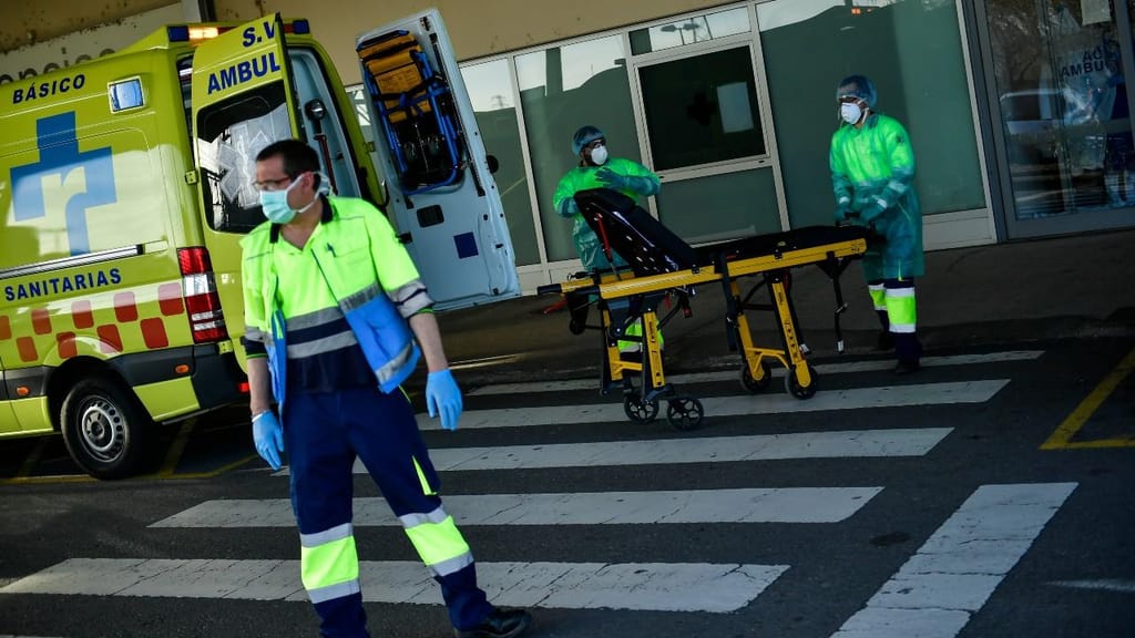 Ambulância em Espanha (Foto: AP/Alvaro Barrientos)
