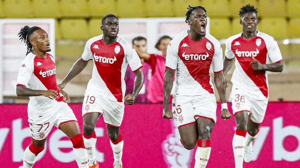 Alex Disasi festeja com Gelson Martins e Youssouf Fofana o 1-1 no Mónaco-PSV