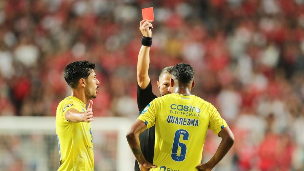 Árbitro Manuel Mota mostra o cartão vermelho a Mateus Quaresma no Benfica-Arouca