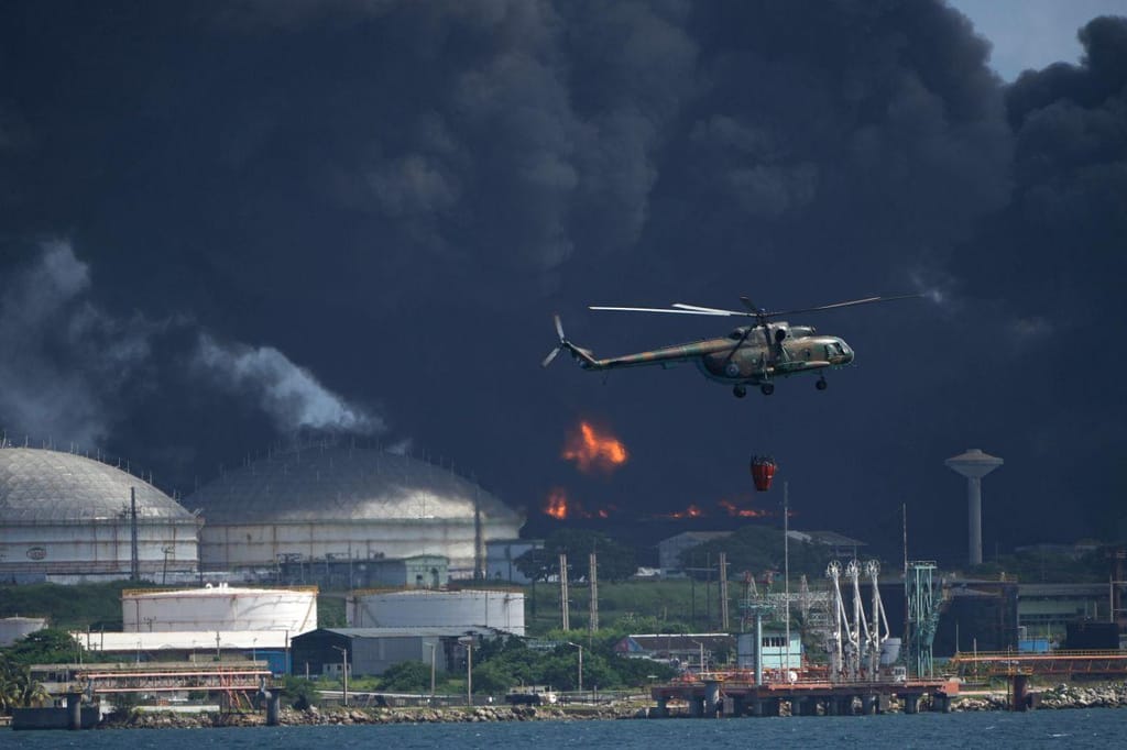 Relâmpago atinge tanque de combustível em Cuba e provoca incêndio de grandes dimensões (AP Photo/Ramon Espinosa)