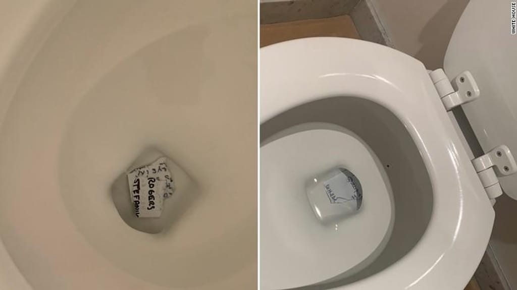 Fotografias de papéis de Trump pela sanita