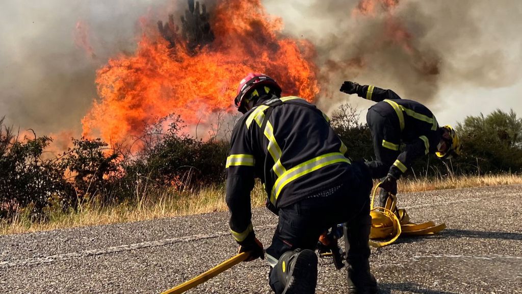 Bombeiros combatem um fogo florestal na aldeia espanhola de A Caniza, em Pontevedra (EPA/Sxenick)