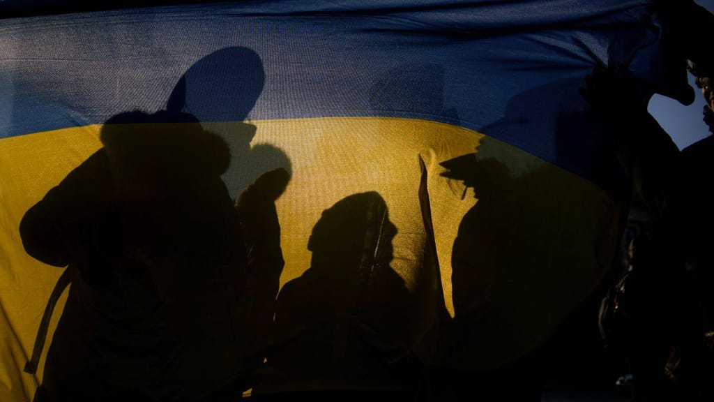 Sombras com bandeira ucraniana (Andreea Alexandru / AP Photo)