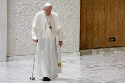 Papa Francisco já voltou ao trabalho apesar de continuar internado - TVI