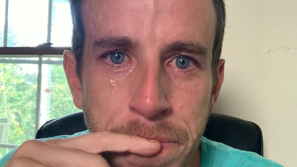Braden Wallake, o CEO que publicou uma fotografia a chorar no Linkedin depois de ter de despedir dois funcionários (Linkedin)