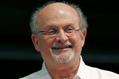Salman Rushdie a recuperar: já não tem ventilador e consegue falar - TVI