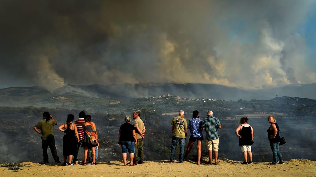 Populares observam as nuvens de fumo durante um incêndio em Linhares da Beira, Celorico da Beira, 11 de agosto de 2022. NUNO ANDRÉ FERREIRA/LUSA