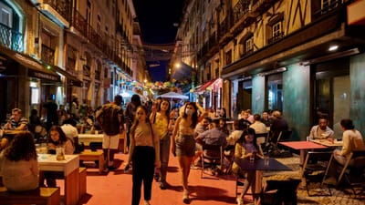 Segurança privado sem título profissional acusado de agredir duas jovens austríacas em discoteca em Lisboa - TVI