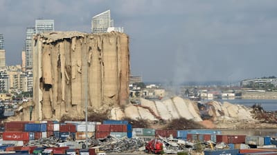 Desmorona-se parte dos silos do porto de Beirute danificados na explosão de 2020 - TVI