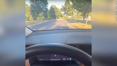 Há pais a testar a 'condução autónoma integral' da Tesla nos próprios filhos - TVI