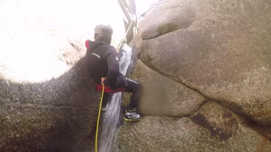 Adrenalina, escalada e água à mistura: conheça o canyoning 
