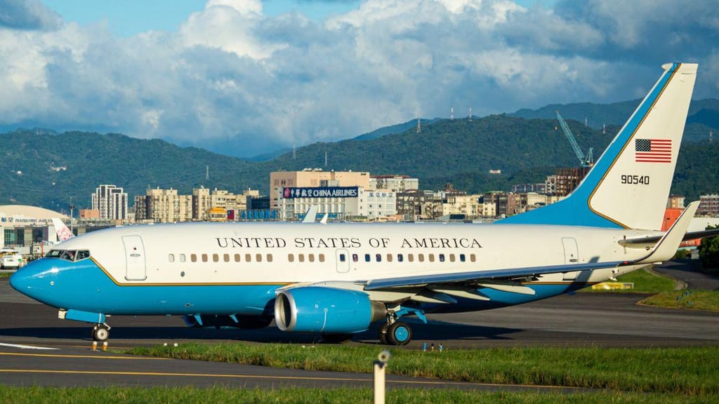 Boeing C-40C que transportou Nancy Pelosi, presidente da Câmara dos Representantes dos EUA, levanta voo do aeroporto de Taipei Songshan em 3 de agosto de 2022, um dia após o voo SPAR19 se ter tornado o voo mais rastreado de todos os tempos